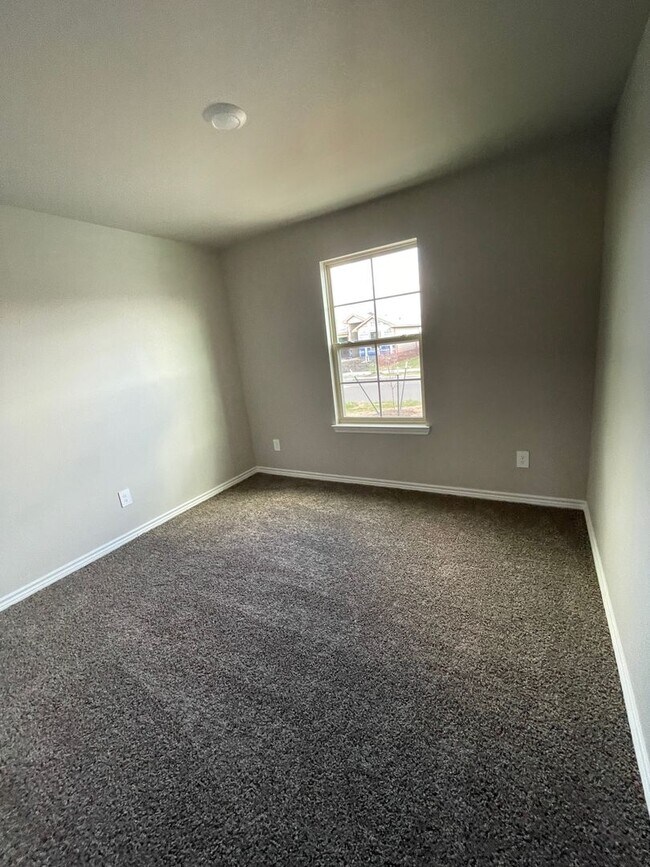 Building Photo - Half off deposit for OCTOBER