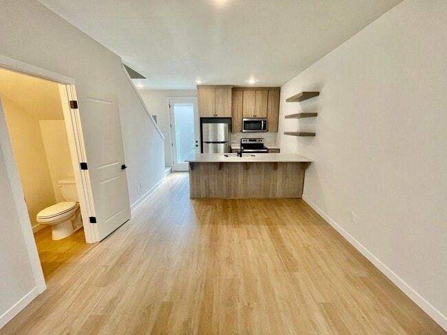 Building Photo - Live in Style! 2BD/2.5B High-End Townhouse...
