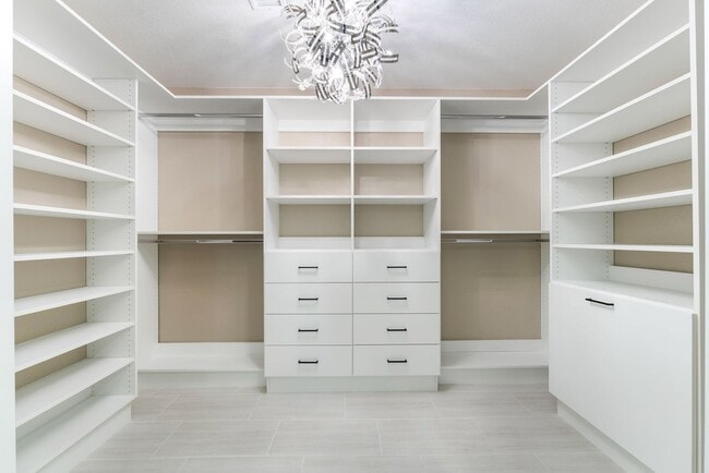 Building Photo - 968 Pinehurst Dr