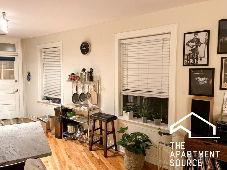 Building Photo - 2227 W Wilson Ave