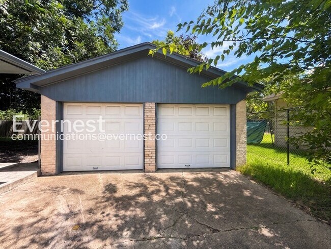 Building Photo - 3 Bed/2.5 Bath Home with Fenced Yard & Detached Garage / Pet-Friendly / Available Now!