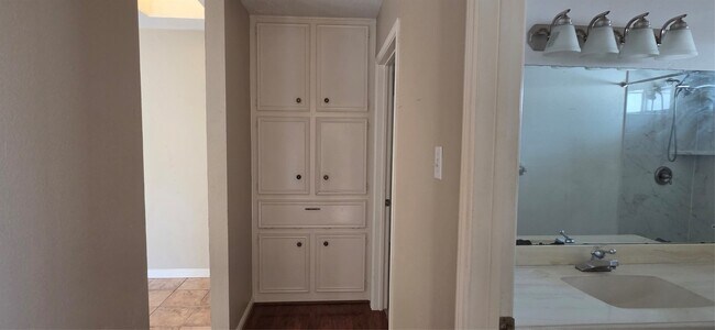 Building Photo - 1910 Quail Valley E Dr