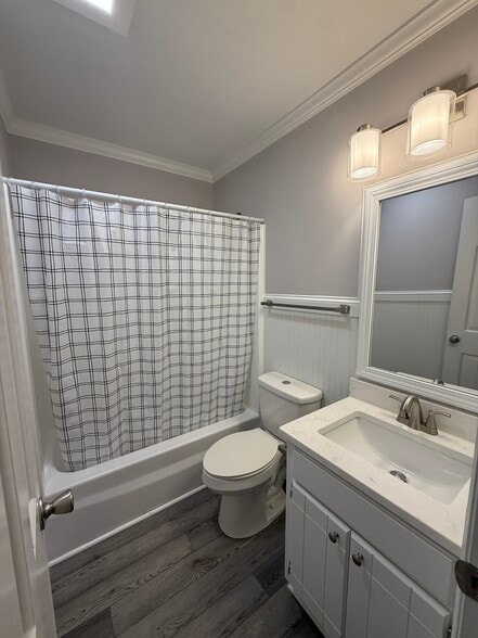 Building Photo - 725 Brookside Dr