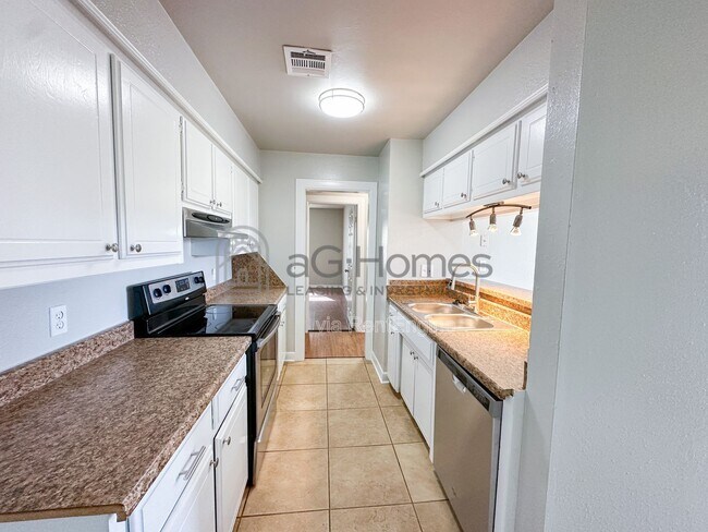 Building Photo - 730 Arlington Dr