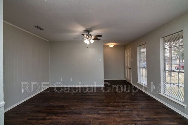 Building Photo - 3701 Summit Ln