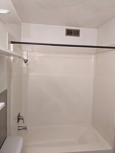 Building Photo - 3118 E MARIETTA AVE APT 2