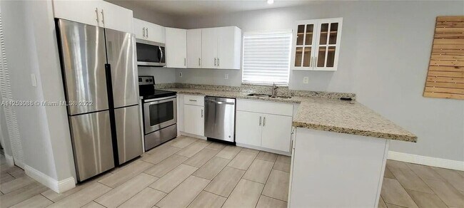 Building Photo - 2633 SW 30th Ct