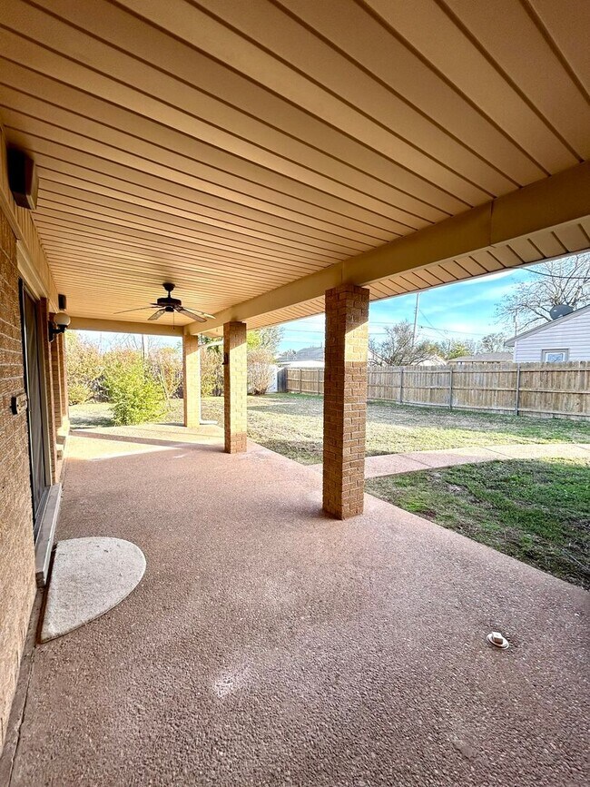 Building Photo - 3 Bedroom