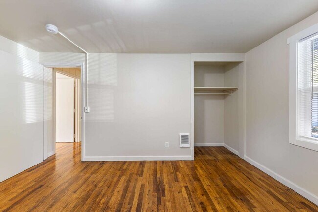 Building Photo - Updated 3 bedroom duplex