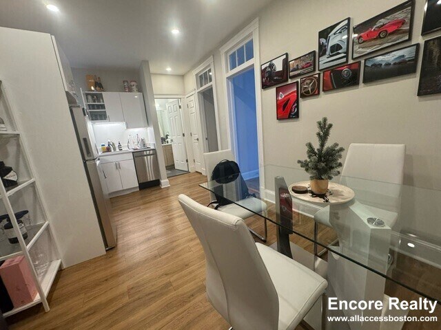 Building Photo - 843 Beacon St