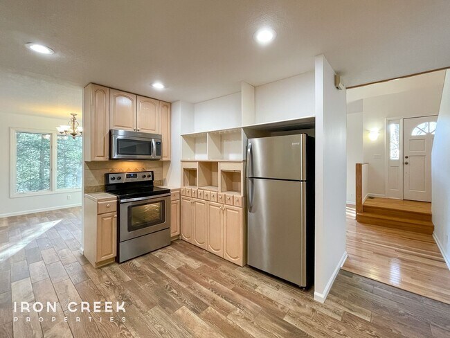 Building Photo - Beautiful 3-Bed/3.5-Bath Home in Gated Fai...
