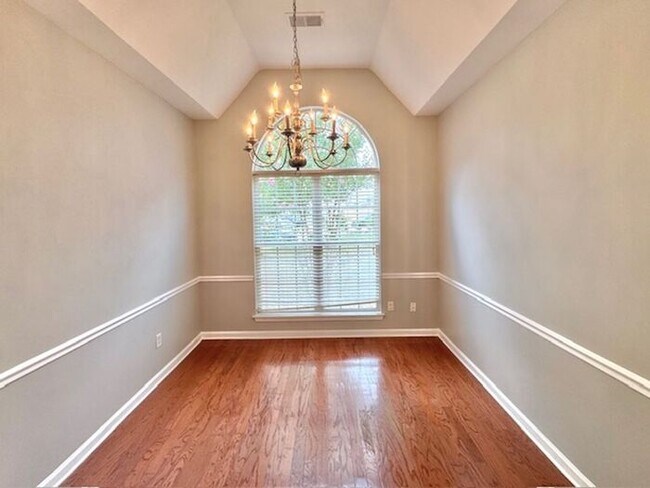 Building Photo - Move In Special! Half Off Of September Ren...
