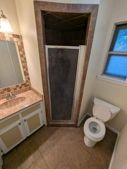 Building Photo - 931 Edwards St