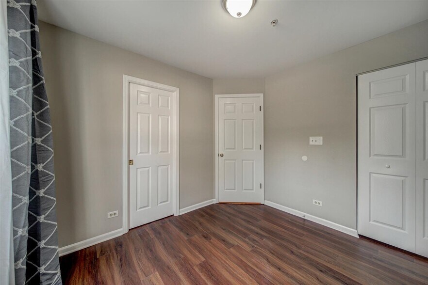 Building Photo - 5S530 Scots Dr