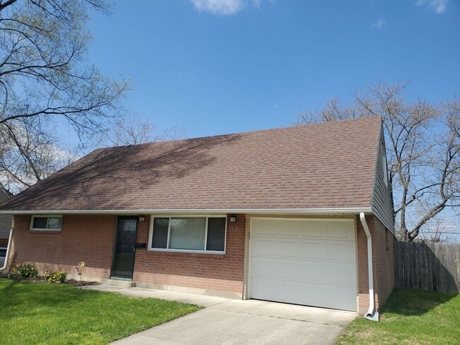 Building Photo - 4 Bedroom home with fenced in backyard and central air