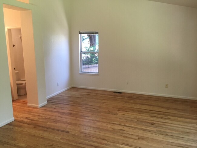 Building Photo - Modern Waneka Lake 4 Bedroom, 3 Bath Prett...