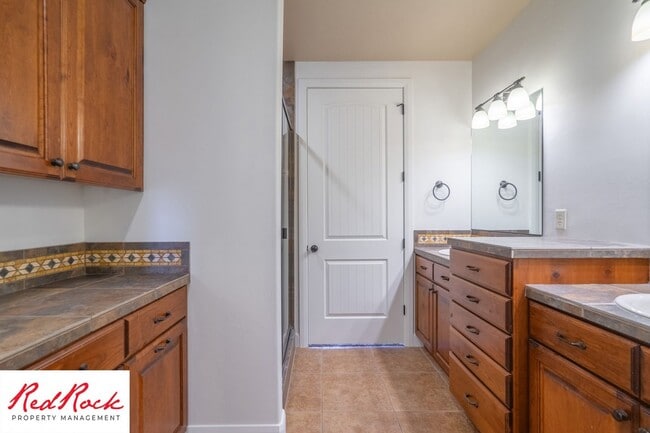Building Photo - Remarkable 3 Bedroom Condo Next to Sunbroo...