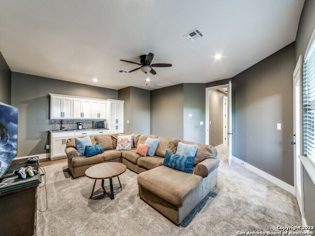 Building Photo - 5 Bedroom/3.5 Bathroom Home in the Ensenad...