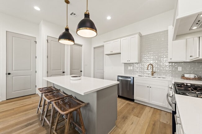 Building Photo - FOR RENT in WEST VILLAGE!