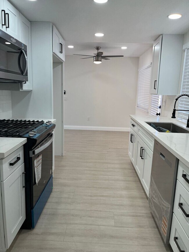 Building Photo - 784