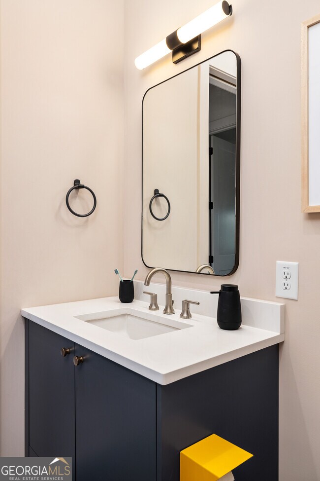 Building Photo - 1190 Mado Lp