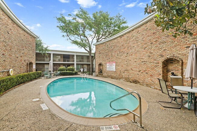Building Photo - 2201 Fountain View Dr