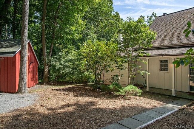 Building Photo - 332 Quaker Hill Rd