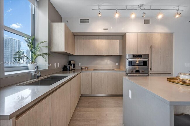 Building Photo - 4010 S Ocean Dr