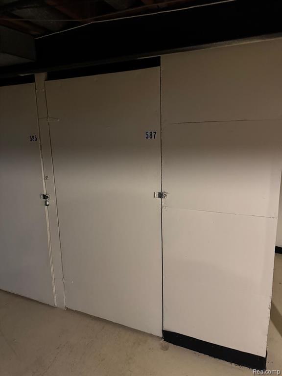 Building Photo - 587 E Fox Hills Dr