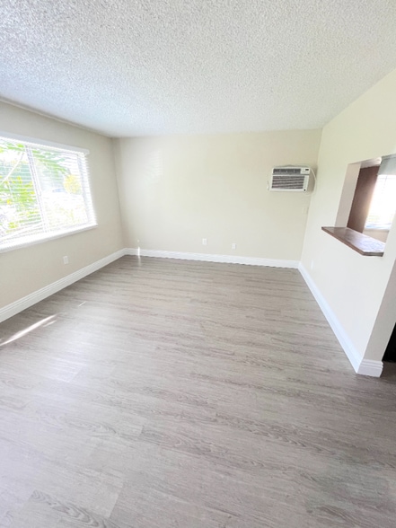 Building Photo - 831 S Oaks Ave