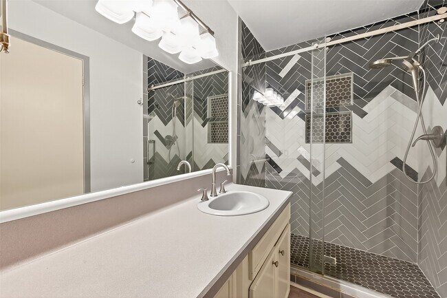 Building Photo - 13925 Hollowgreen Dr