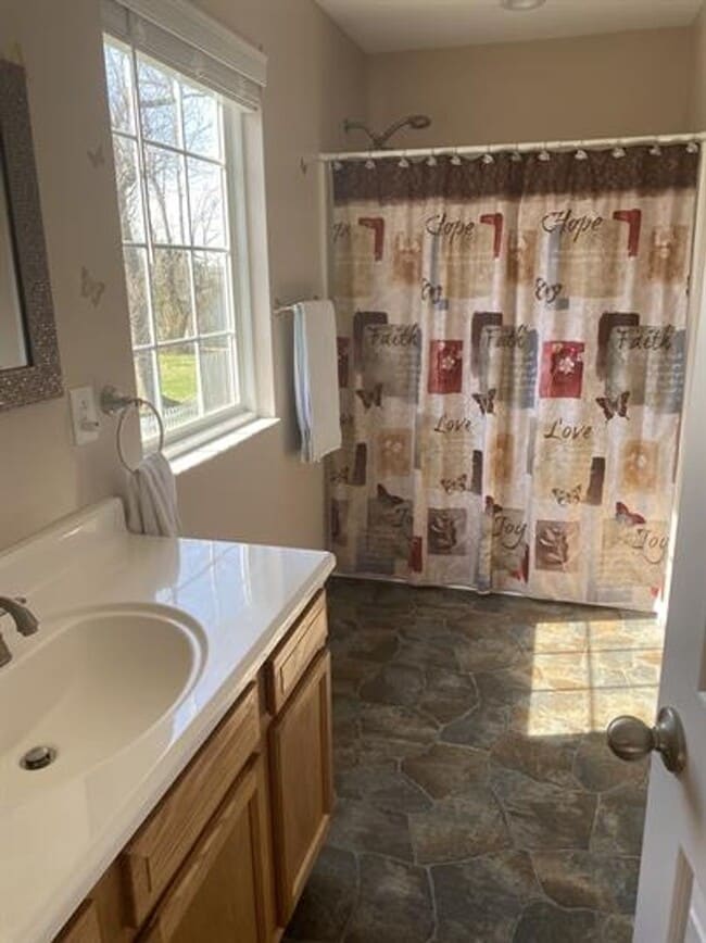 Building Photo - Lovely 4 Bedroom 3 Bath home in Hurricane WV
