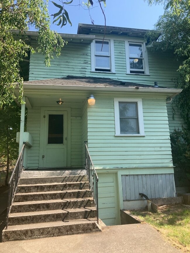 Building Photo - 5 bedroom, 2 bath home available in York neighborhood!