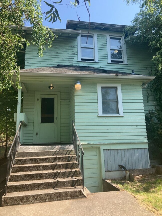 Building Photo - 5 bedroom, 2 bath home available in York neighborhood !With a Signed Lease Receive a $2,000 gift ...