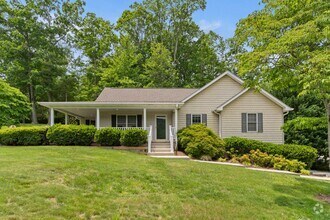 Building Photo - Haw Creek Gem