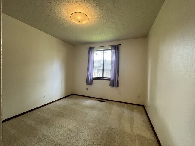 Building Photo - Comfortable Single-Level Living in Southwest Portland with Vaulted Ceilings, Spacious Backyard & ...