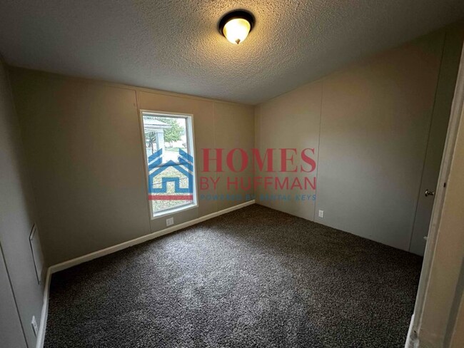 Building Photo - Three Bedroom | Two Bath House