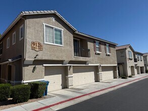 Building Photo - Beautiful 2-Story Townhome in Gated Area w...