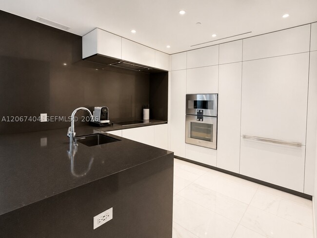 Building Photo - 300 Biscayne Blvd