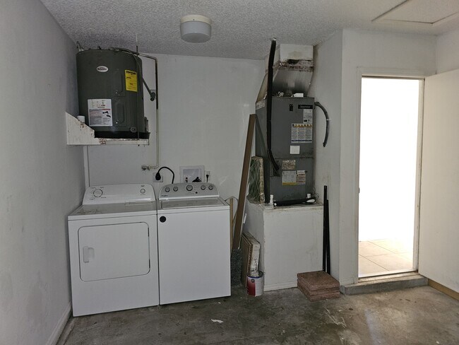 Building Photo - 311 Oak Ln Dr