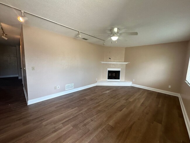 Building Photo - 400 Plumosa Ave