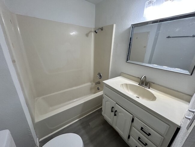 Building Photo - 924 Murphy Ave