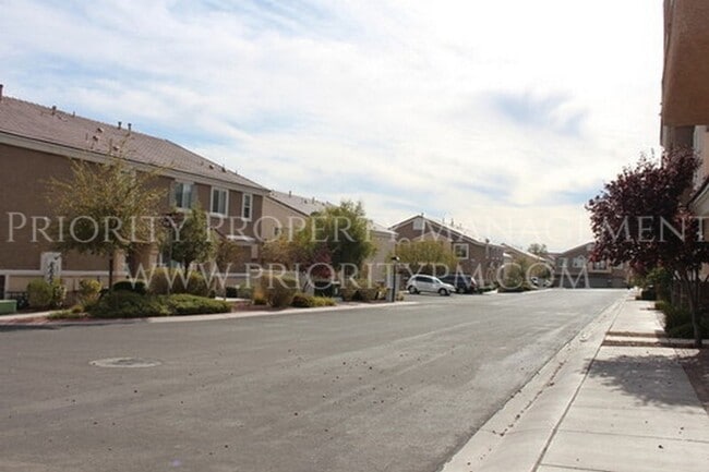 Building Photo - Beautiful 1400+ sq ft.  3 bedroom ~ UPGRADED!