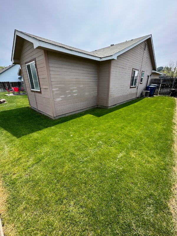 Building Photo - 270 E 15th N St