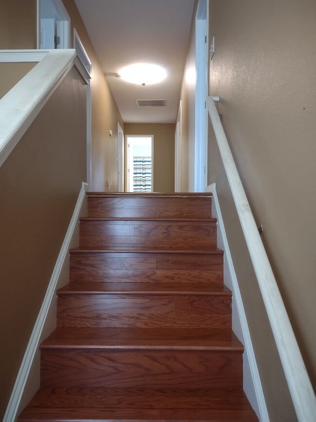 Building Photo - Outstanding FIVE Bedroom Home in Northeast Columbia!