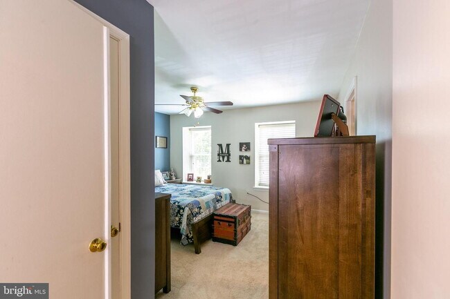 Building Photo - Stylish and Spacious Townhome with Open Floor Plan and Updated Kitchen