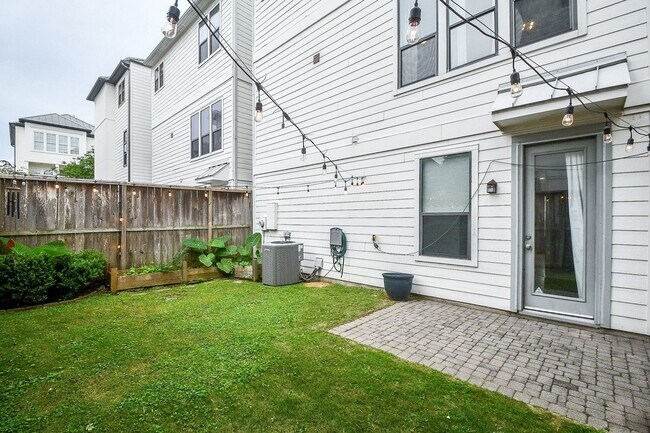 Building Photo - 2222 Hilshire Lake Dr
