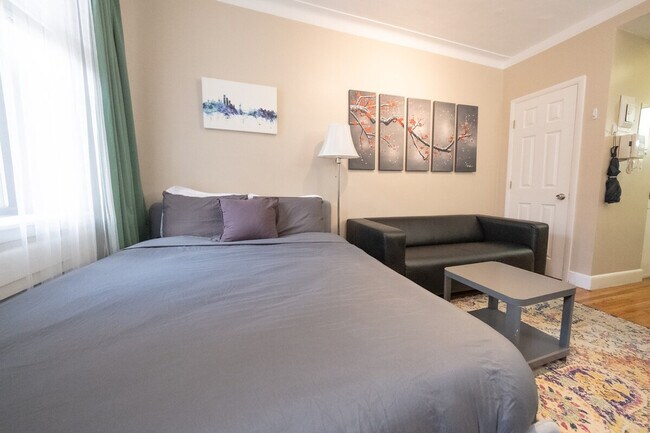 Building Photo - 300 E 74th St