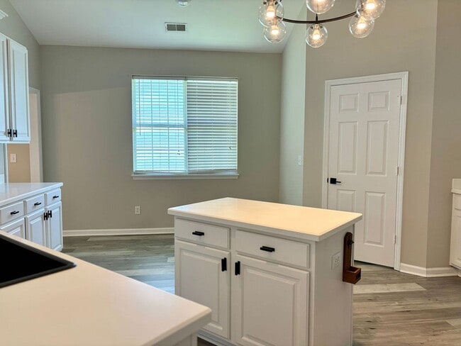 Building Photo - Available 7/9. Gorgeous, Fully Remodeled 3...
