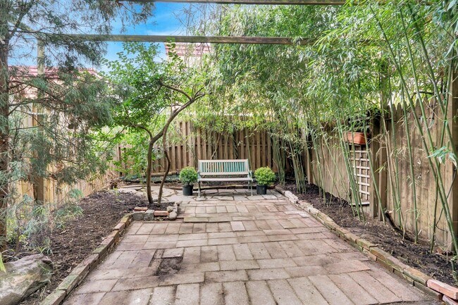 Building Photo - 520 Manila Ave